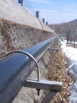 温泉はこの管を通って運ばれます