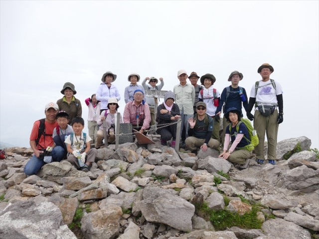 東篭ノ登山頂で記念写真